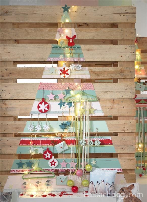 Kendin yap ahşap Noel ağacı, kırmızı ve beyaz kar taneleri, pembe ve mavi kağıtlı teknik dekupaj panoları
