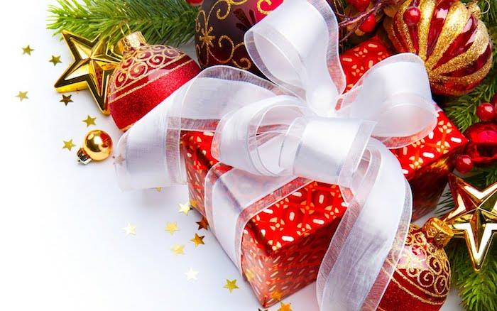 nemokami Kalėdų vaizdai, dovanų dėžutė su raudona pakuote ir balta juostele, raudoni ir auksiniai Kalėdų rutuliai, auksinės žvaigždės ir žalios pušies šakos