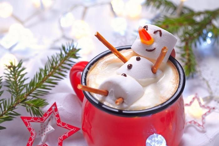 Kalėdų tapetų šablonas karšto šokolado puodelyje, papuoštas zefyro sniego seneliu, pušies šakomis, raudonomis ir baltomis žvaigždėmis, linksmų Kalėdų atviruku