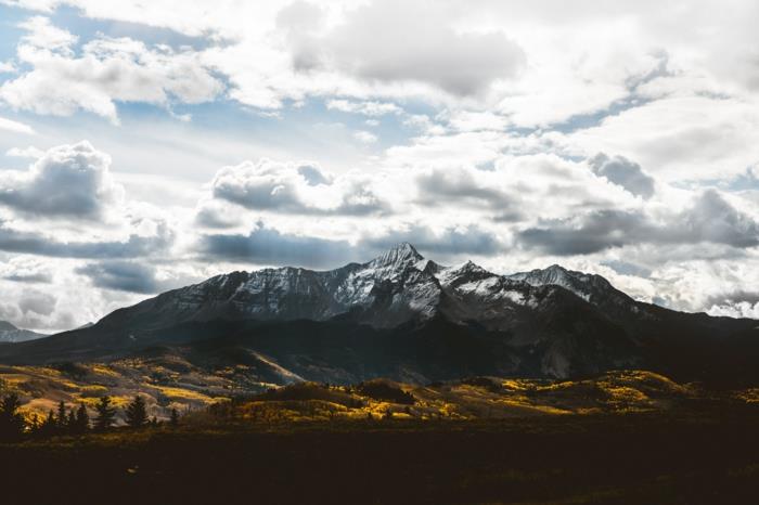 sonce osvetljene ravnice, oblaki, gora s skalnatimi vrhovi, gozd, lepa pokrajina