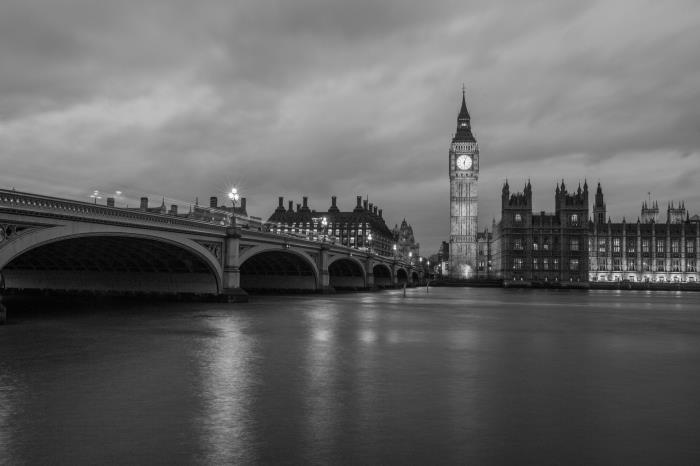 čudovita črno -bela fotografija Londona, panoramski pogled na London s pogledom na Big Ben in reko Temzo