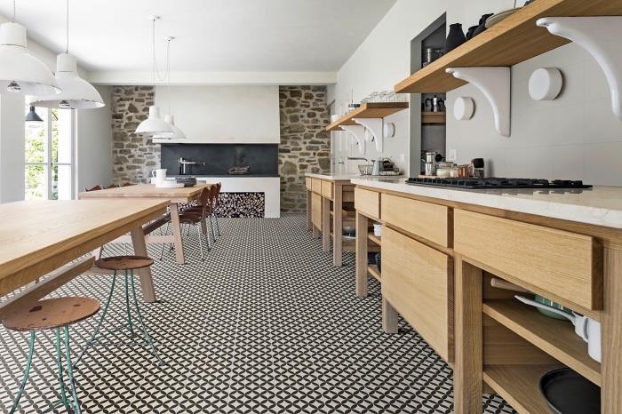 kuhinja s cementnimi ploščicami, bela kuhinja z lesenim pohištvom in belimi in črnimi talnimi ploščicami