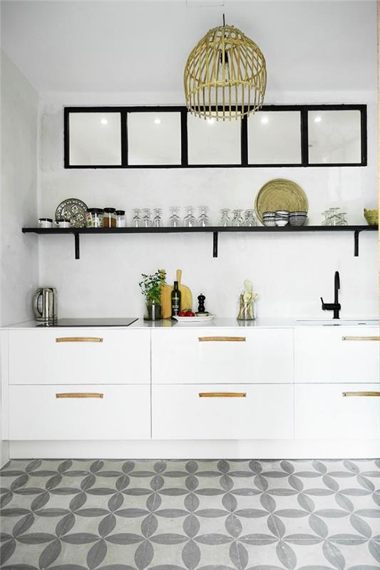 kuhinjske cementne ploščice, okrasni predmeti v zlati kovinski izvedbi, mat črna stenska polica, bele kuhinjske omare