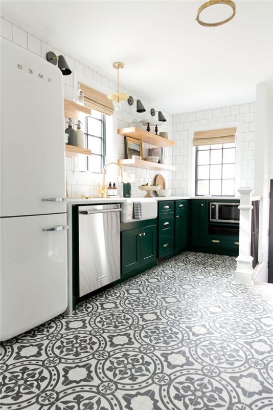 kuhinjske cementne ploščice na tleh v beli in črni barvi z rastlinskimi vzorci, stenska polica iz svetlega lesa