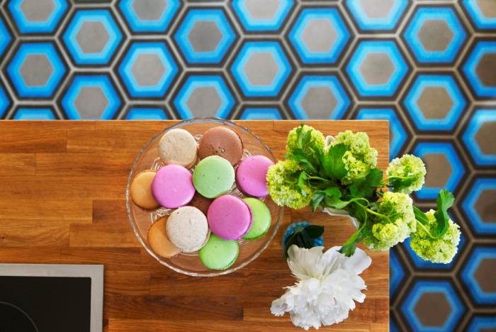 ideje za kuhinjsko dekoracijo, keramične talne obloge imitacija cementnih ploščic v sivi in ​​električno modri barvi