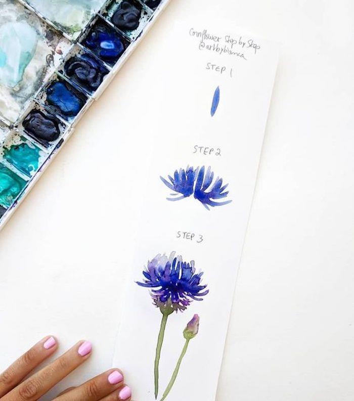 Fiore con petali blu, disegni belli ma facili, palet colori acquarello, mano donna con smalto
