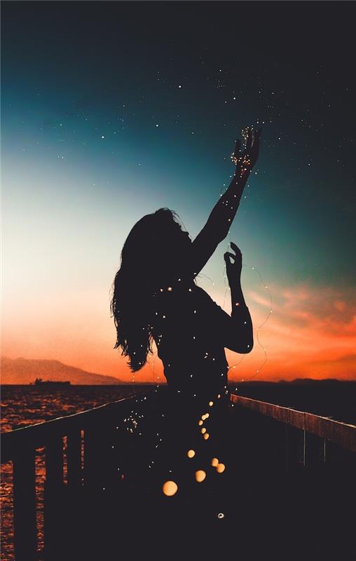 Sfondi celle tumblr, siluet di una ragazza, lucine notturne