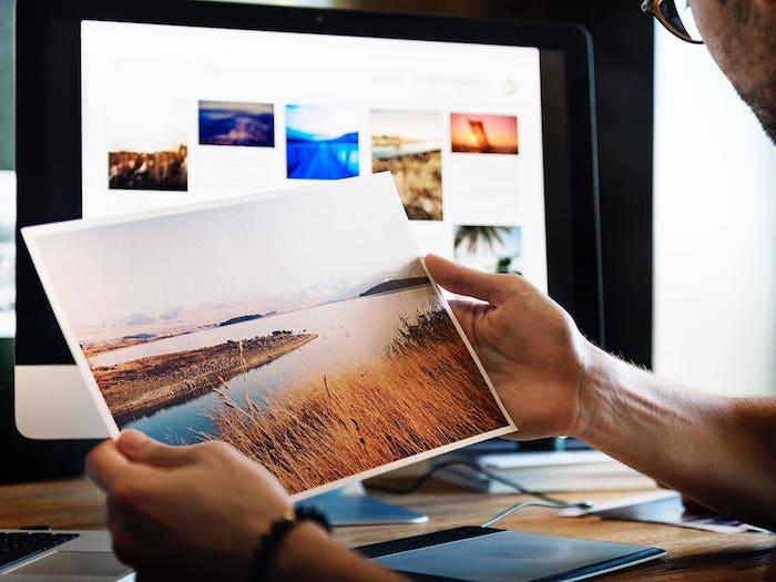 povečajte fotografijo, da jo spremenite v osebni foto plakat, okrasite njene stene s pokrajino, družinsko fotografijo, najljubšim umetniškim delom