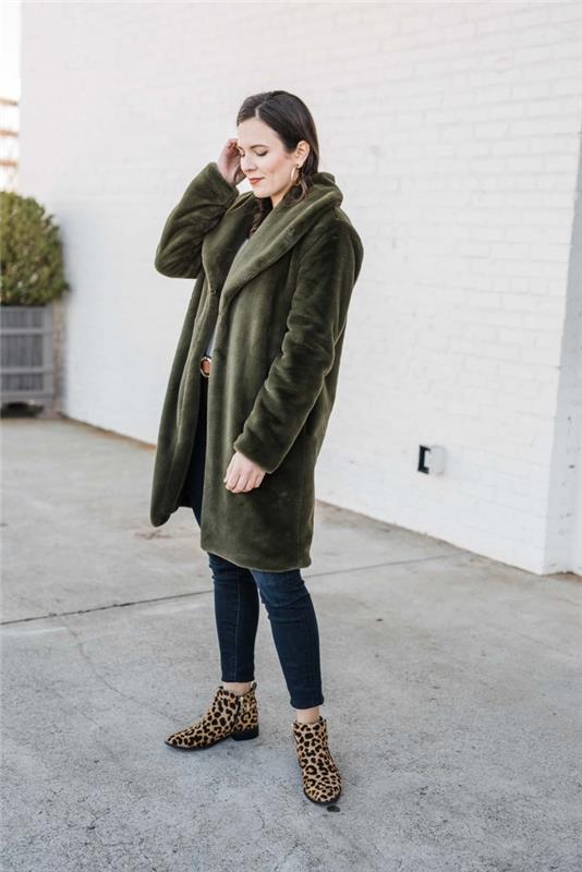 trendovski videz žensk zima 2020, elegantna ideja obleke s temnimi kavbojkami in prevelikim temno zelenim plaščem