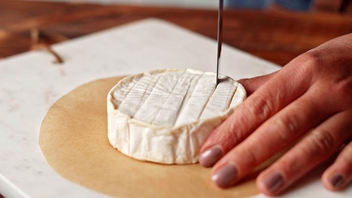 zarežite sir vodoravno in navpično, da naredite elegantno in izvirno predjed za predjed
