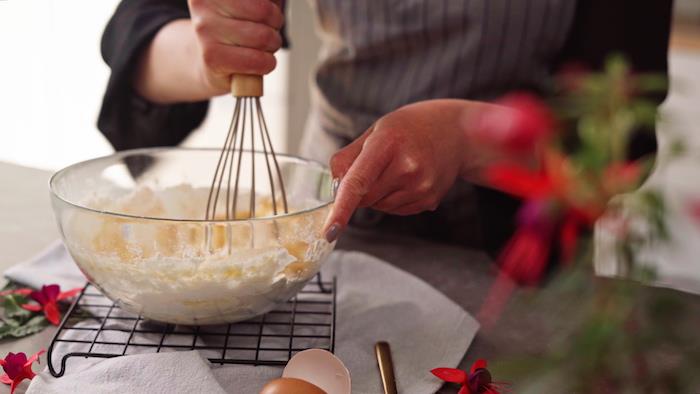 Vmešajte moko v jajca, da naredite malo jorkširskega pudinga, premešajte z metlico, enostaven in hiter recept