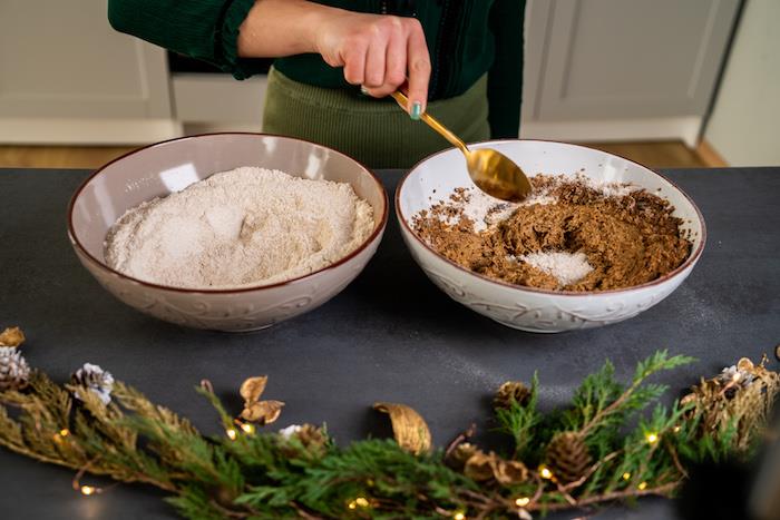 kuru malzemeleri fıstık ezmesi, hindistancevizi şekeri, vegan yumurtası ve hindistancevizi yağı karışımına ekleyin, zencefilli kurabiye yapmak için öğretici