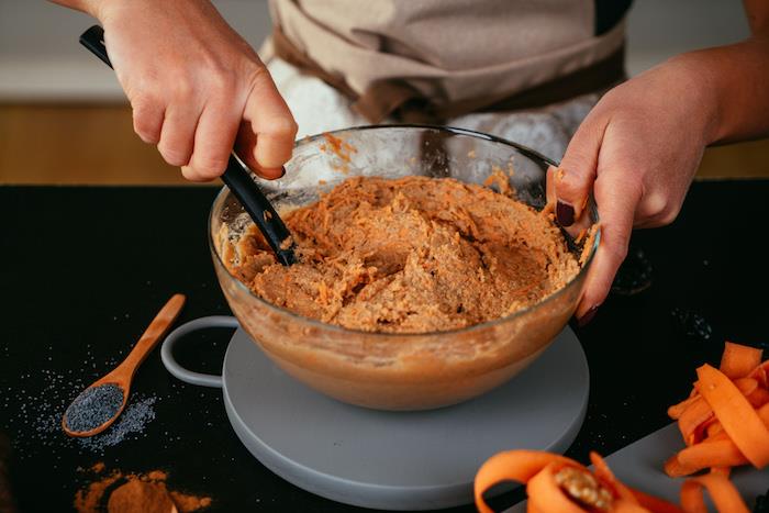 sumaišykite visus ingredientus dubenyje, morkų pyrago receptą be miltų ir su klevų sirupu, kad pakeistumėte cukrų