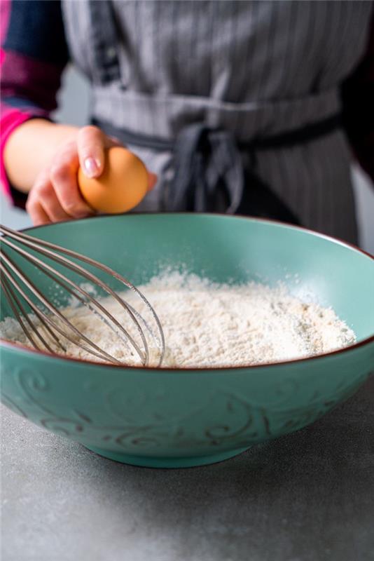 yumurta, hindistancevizi sütü ve pirinç unundan hafif bir krep yapmak için unun içine bir yumurta kırın