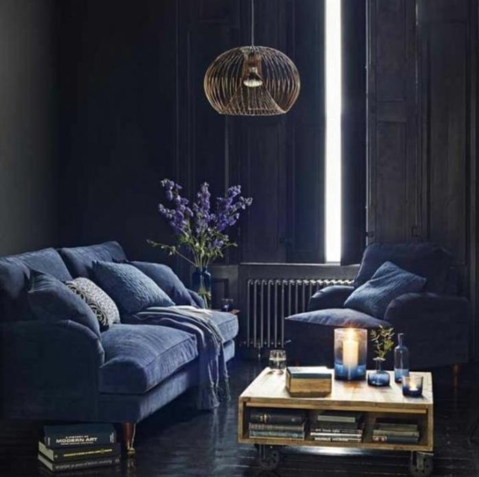 indigo-barva-stene-in-kavč-in-fotelj-indigo-lesena-mizica-na-kolesca-dramatično-temno-dekor