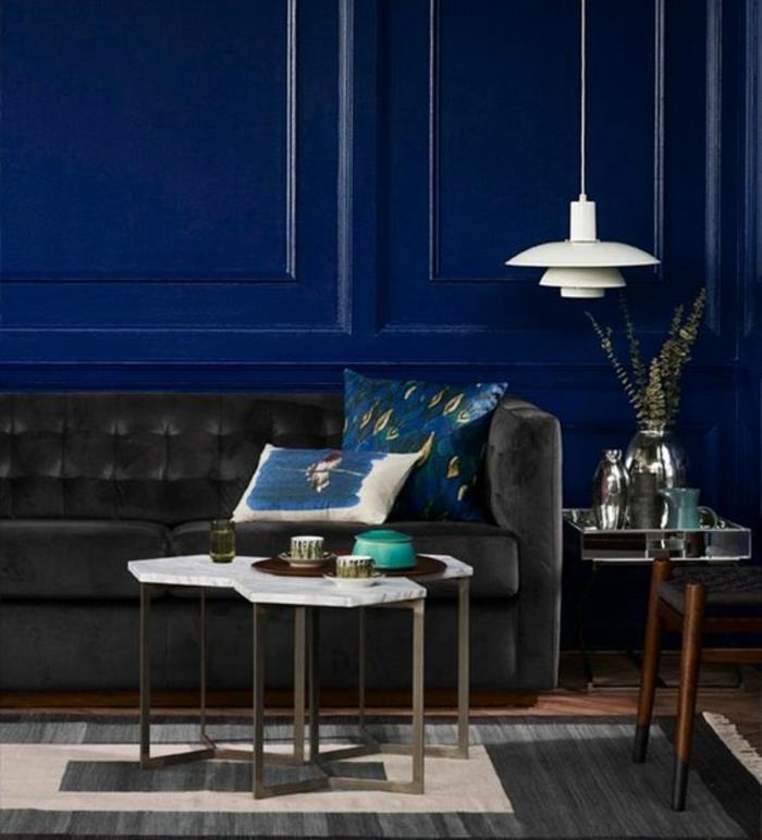 indigo-barva-stenska-slika-kavč-antracit-siva-mizica-kava-zanimiva-ideja-ideja-dnevna soba-postavitev