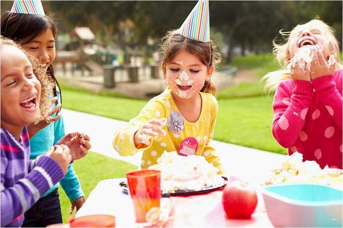 pasta bulaşmış çocuklarla pasta savaşı, kızların doğum günü için eğlence örneği, 8 yaşındakiler için oyunlar