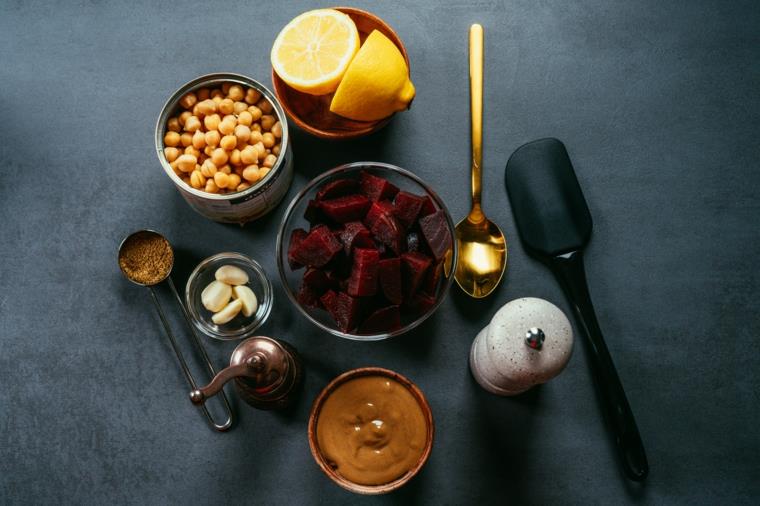 Humus ricetta, sestavine v ciotoli, latinska con ce e barbabietole bollite