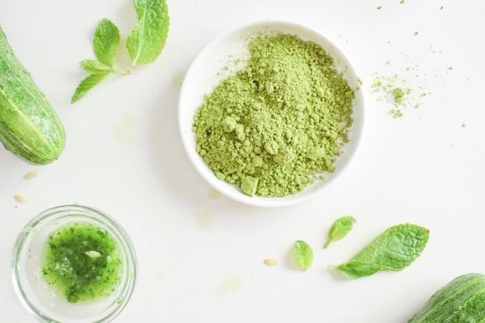 agurkų, matcha žaliosios arbatos miltelių ir mėtų kaukės receptas, kuris tonizuoja odą ir sumažina dideles poras