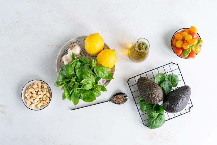 sestavine, potrebne za enostavno aperitivno večerjo za 10 oseb, recept za pesto iz bazilike z avokadom