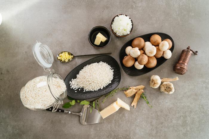 arpacık soğanı ve sarımsak ile pirinç ve mantar parmesan risotto, hızlı ve kolay vejetaryen tarifi
