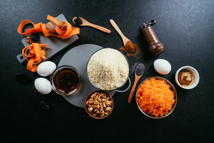 ingredientai, reikalingi desertui be glitimo gaminti, morkų pyragas su migdolų miltais ir quinoa miltais, graikiniais riešutais ir morkomis