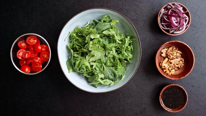 roka ıspanak kiraz domates ceviz kırmızı soğan ve sade salata sosundan basit bir ev salatası yapmak için malzemeler