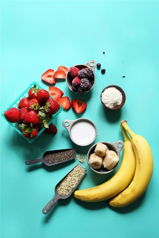 recept za veganski smoothie skledi z jagodami in banano, ekspresni recept za smoothie skledo, pripravljen v manj kot 5 minutah