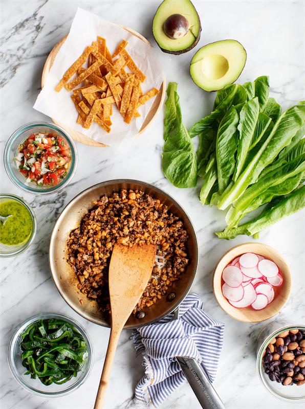 sestavine za pripravo vegetarijanske taco solate, mehiški recept za taco solato s shiitake, svežo zelenjavo in mehiško salso