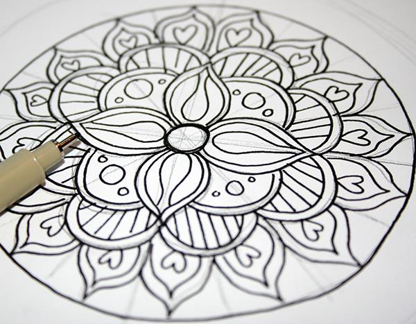 bir çiçek mandalasının mürekkepli çizimi, beyaz kağıt üzerine siyah mürekkep ve kurşun kalem, zanaat fikirleri, yakındaki ince kalem