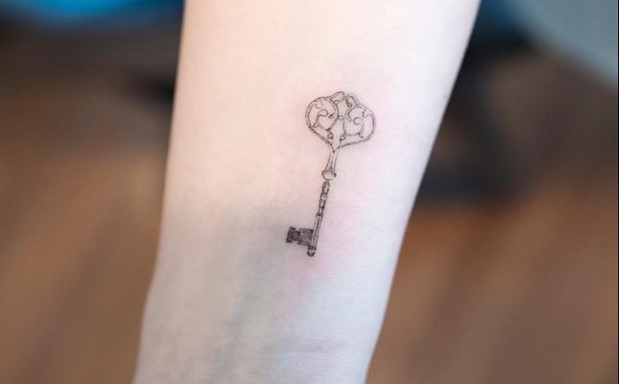 starinski ključ, ideje za postavitev tetovaže, tetovaža na zapestju, zamegljeno ozadje