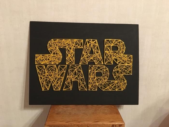 kaip pasidaryti „pasidaryk pats“ „Žvaigždžių karų“ temos objektą, lentą su „Žvaigždžių karų“ raidėmis geltonais siūlais ir vinimis