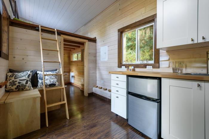 Lesena kabinska garsonjera 25m2, dekor majhnega stanovanja se počuti dobro