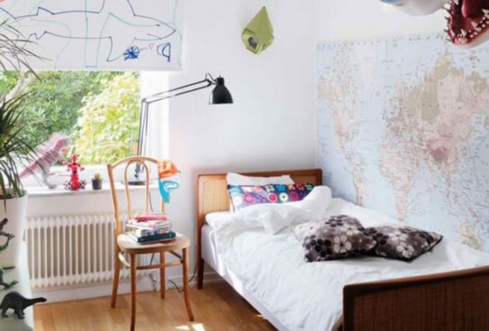 Sienos, nudažytos pasaulio žemėlapio studento buto apdaila, mažos erdvės išdėstymo idėja
