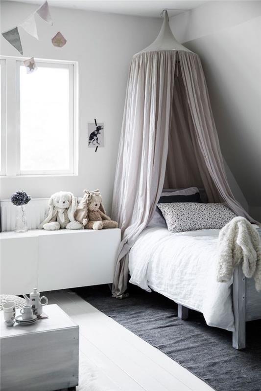Skandinavų merginos miegamasis su baltais skandinaviškais baldais ir minimalistiniu dekoru