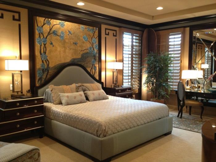 barva spalnice za odrasle, azijska stenska plošča, velike lesene nočne omarice, baročna miza in stol