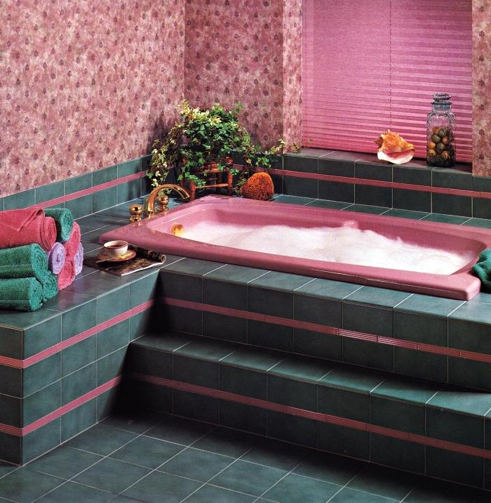 pinterest kopalnica v roza in zeleni barvi z dvignjeno potopljeno kadjo, kopalnica ženskega dizajna