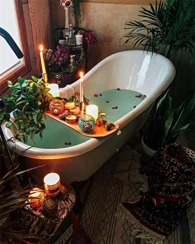 vogal pinterest kopalnice s kadjo, obdano z bujno vegetacijo in svetlim dekorjem sveč