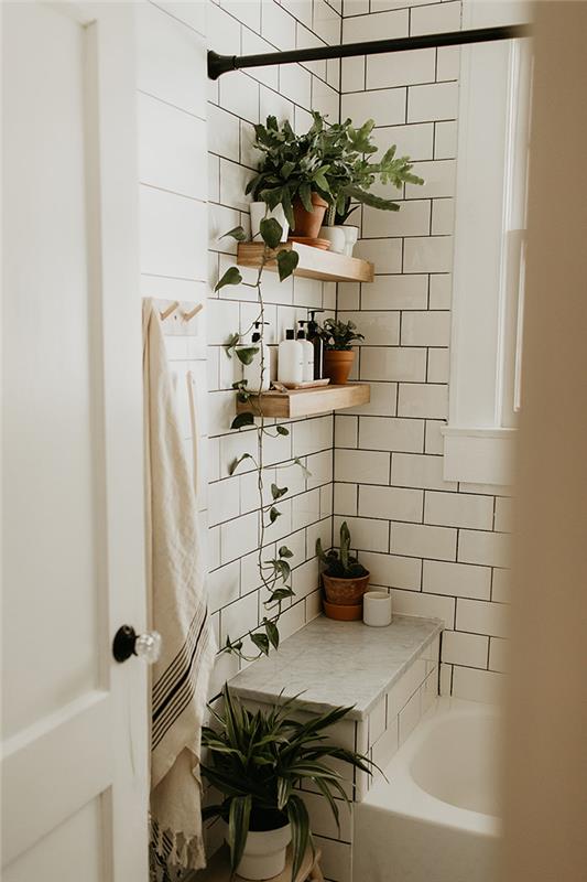 Beyaz karo banyo duvarında raflı vintage banyo, modaya uygun banyo dekorasyon fikri
