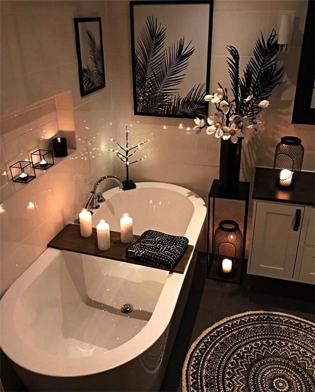 kopalniški navdih s sproščujočim vzdušjem s kadjo, Zen kopalniški dekor s svečami