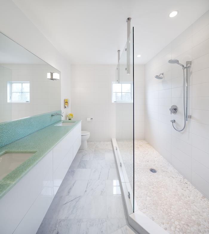 beyaz lavabo klozet cam duş altında pastel yeşil tezgah dolabı ile ilham beyaz banyo