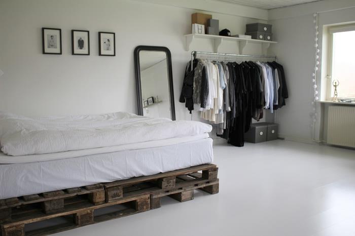 alçak palet yataklı sade ve zarif bir atmosfere sahip minimalist bir yatak odası