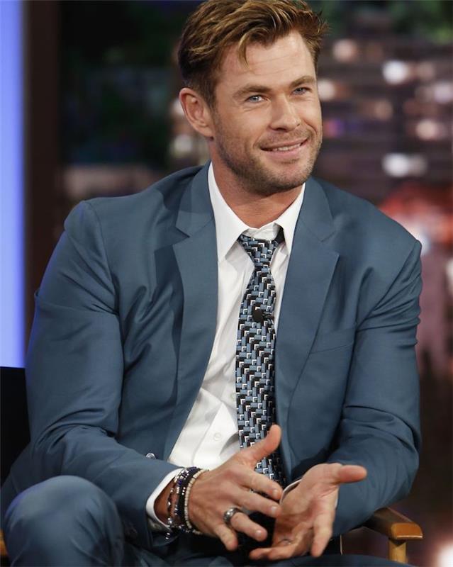 Cris Hemsworth madinga vyrų apranga, kaip apsirengti elegantišką vyrą mėlynu kostiumu, geometriniu kaklaraiščiu ir baltais marškiniais