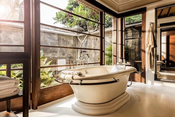 Büyük pencereli vintage cam küvet, siyah ve ahşap banyo fikirleri ve ilhamı, ikea banyo mobilyaları