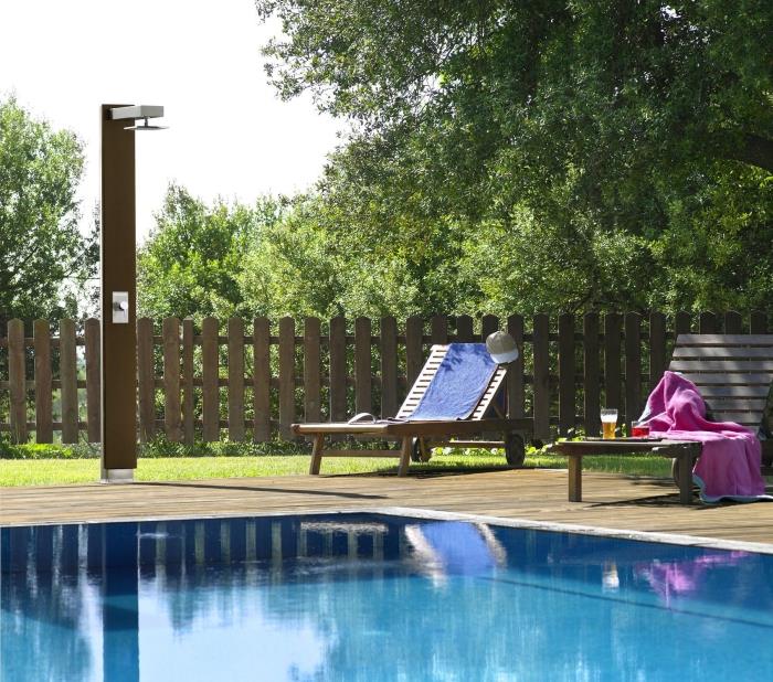 dikdörtgen havuzlu ve ahşap dinlenme alanlı bahçe dekorasyonu, ahşap bahçe mobilyaları, güneş havuzlu duş modeli