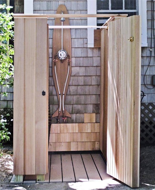 model majhne kopalnice na vrtu z lesenim pladnjem za prho in prho iz nerjavečega jekla