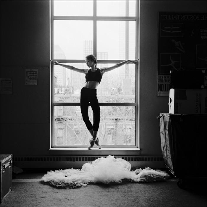 fotoğraf-sanat-fotoğraf-güzellik-siyah-beyaz-balerin-pencere