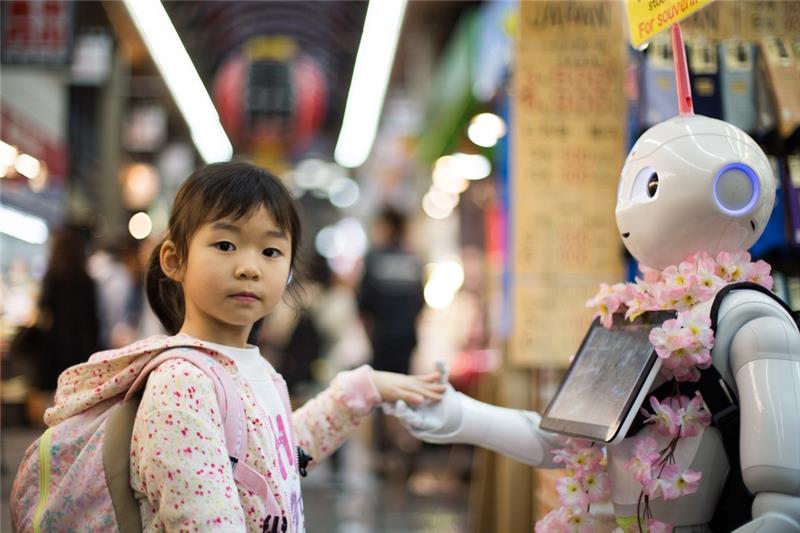 Güzel kız kendisine şirin görünen bir robot görür, robot çiçek çelenkli robot Jenga oynamayı öğrenir
