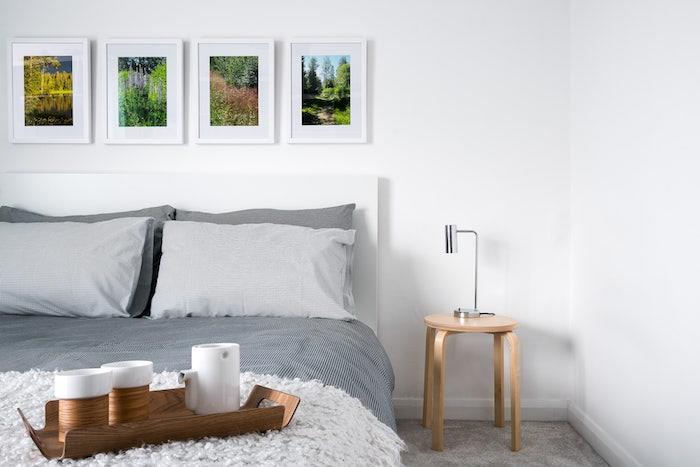 kakšno barvo povezati s sivo, sivo in belo posteljnino, belimi stenami, leseno nočno omarico in stensko dekoracijo okvirjev, fotografijami naravnih pokrajin