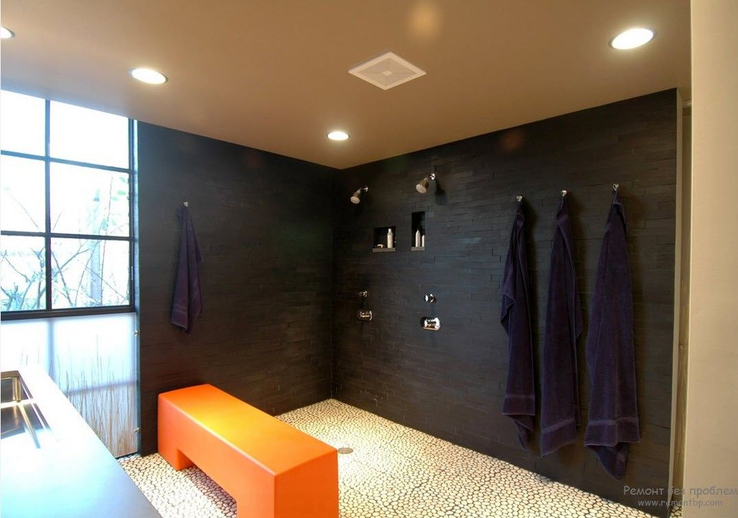 Um toque luminoso no interior de um banheiro moderno